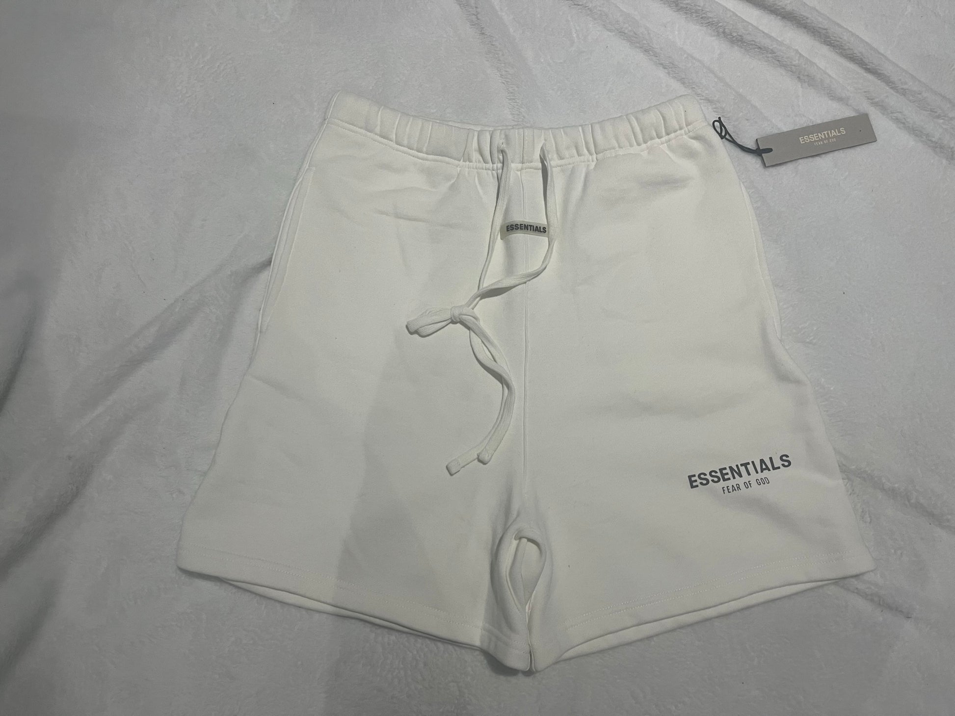 fear-of-god-essentials-sweat-shorts-white-Drip Store Argentina