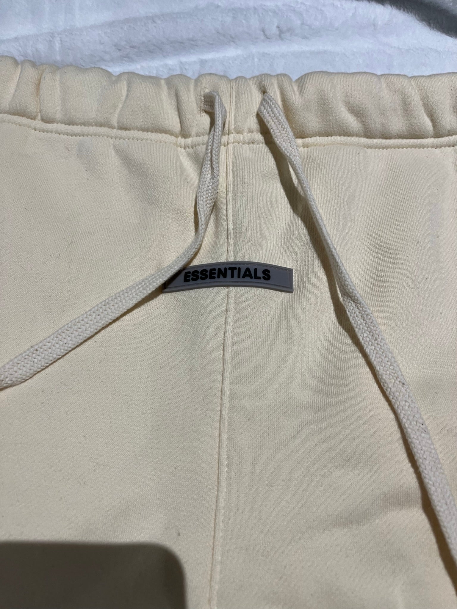 fear-of-god-essentials-sweatpants-buttercream-4-Drip Store Argentina