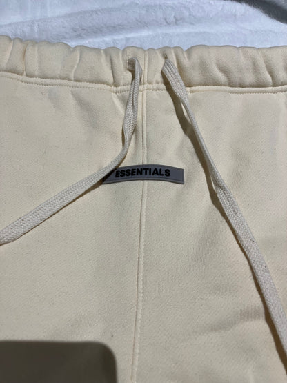 fear-of-god-essentials-sweatpants-buttercream-4-Drip Store Argentina