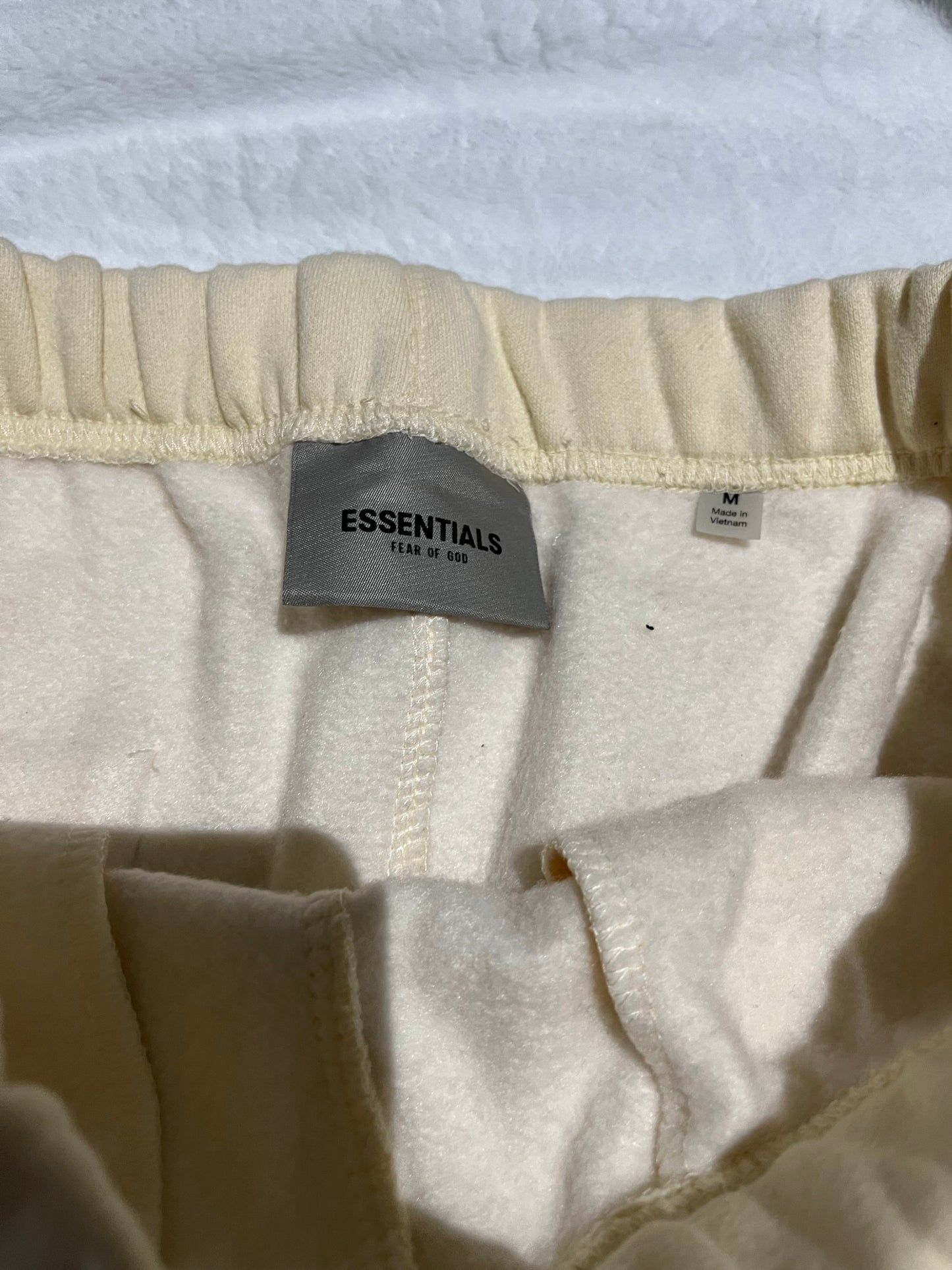 fear-of-god-essentials-sweatpants-buttercream-5-Drip Store Argentina