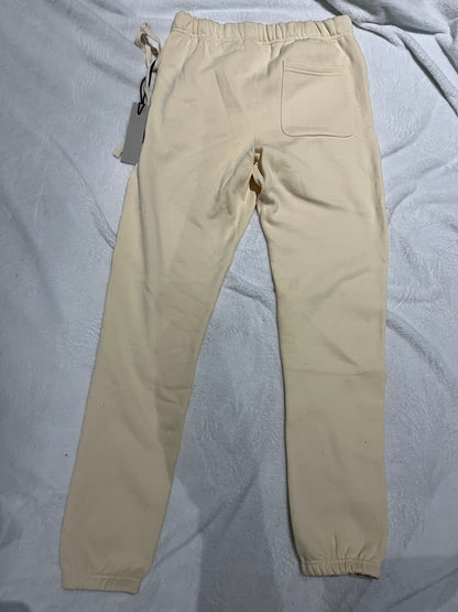 fear-of-god-essentials-sweatpants-buttercream-6-Drip Store Argentina