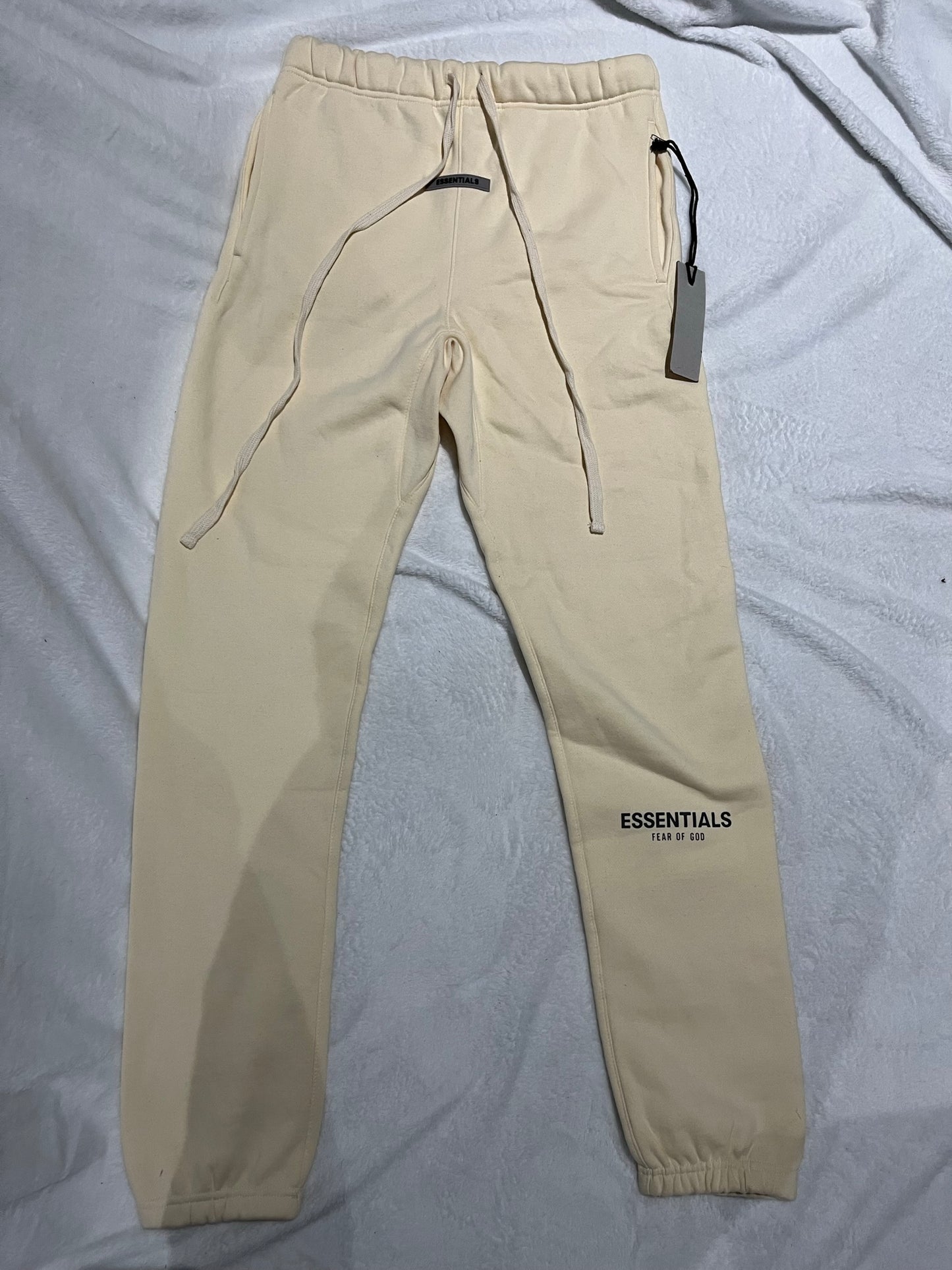 fear-of-god-essentials-sweatpants-buttercream-Drip Store Argentina