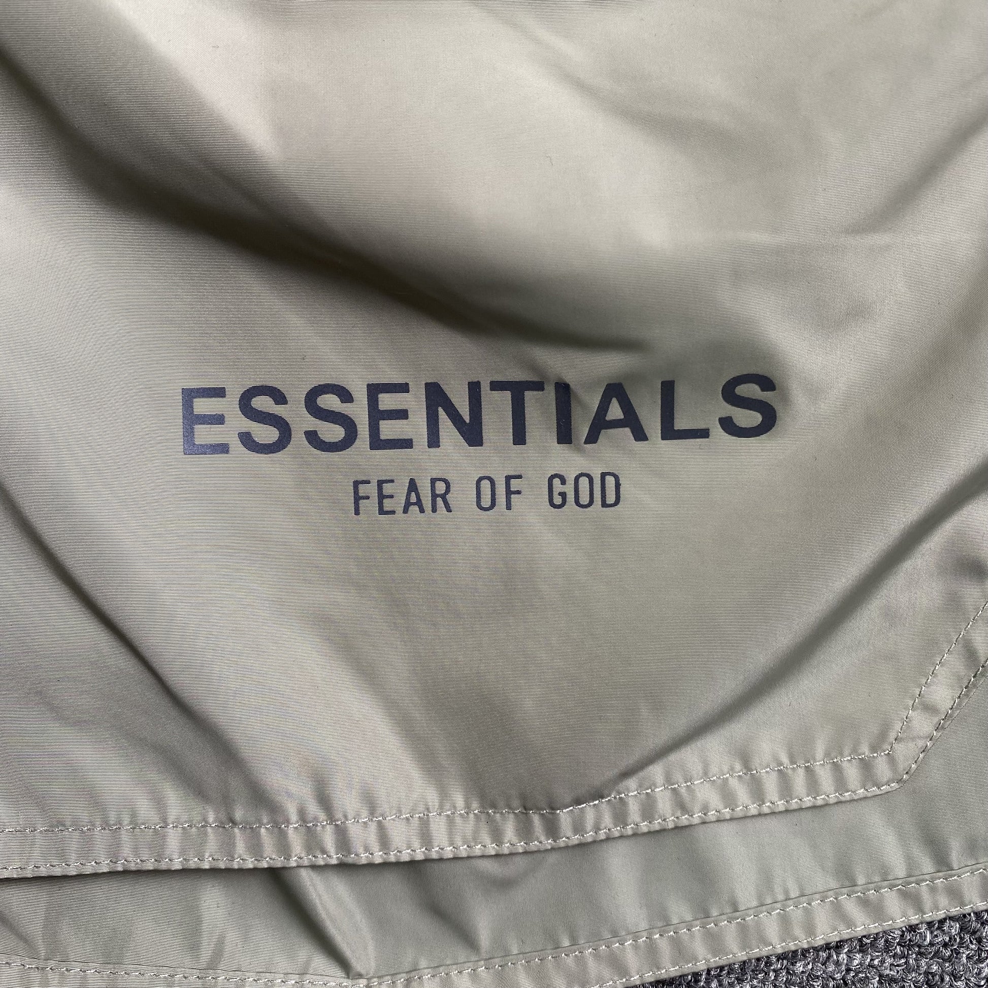 fear-of-god-essentials-volley-shorts-silver-reflective-5-Drip Store Argentina