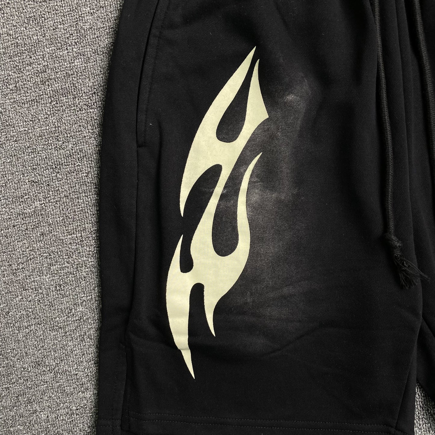 hellstar-sports-flame-shorts-black-3-Drip Store Argentina