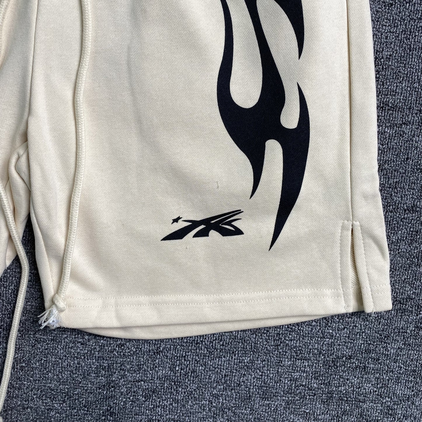 hellstar-sports-flame-shorts-white-3-Drip Store Argentina