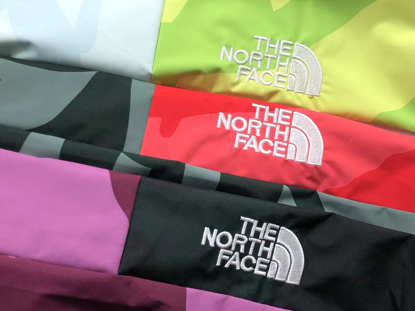kaws-x-the-north-face-retro-1986-mountain-jacket-pamplona-purple-86-7-Drip Store Argentina