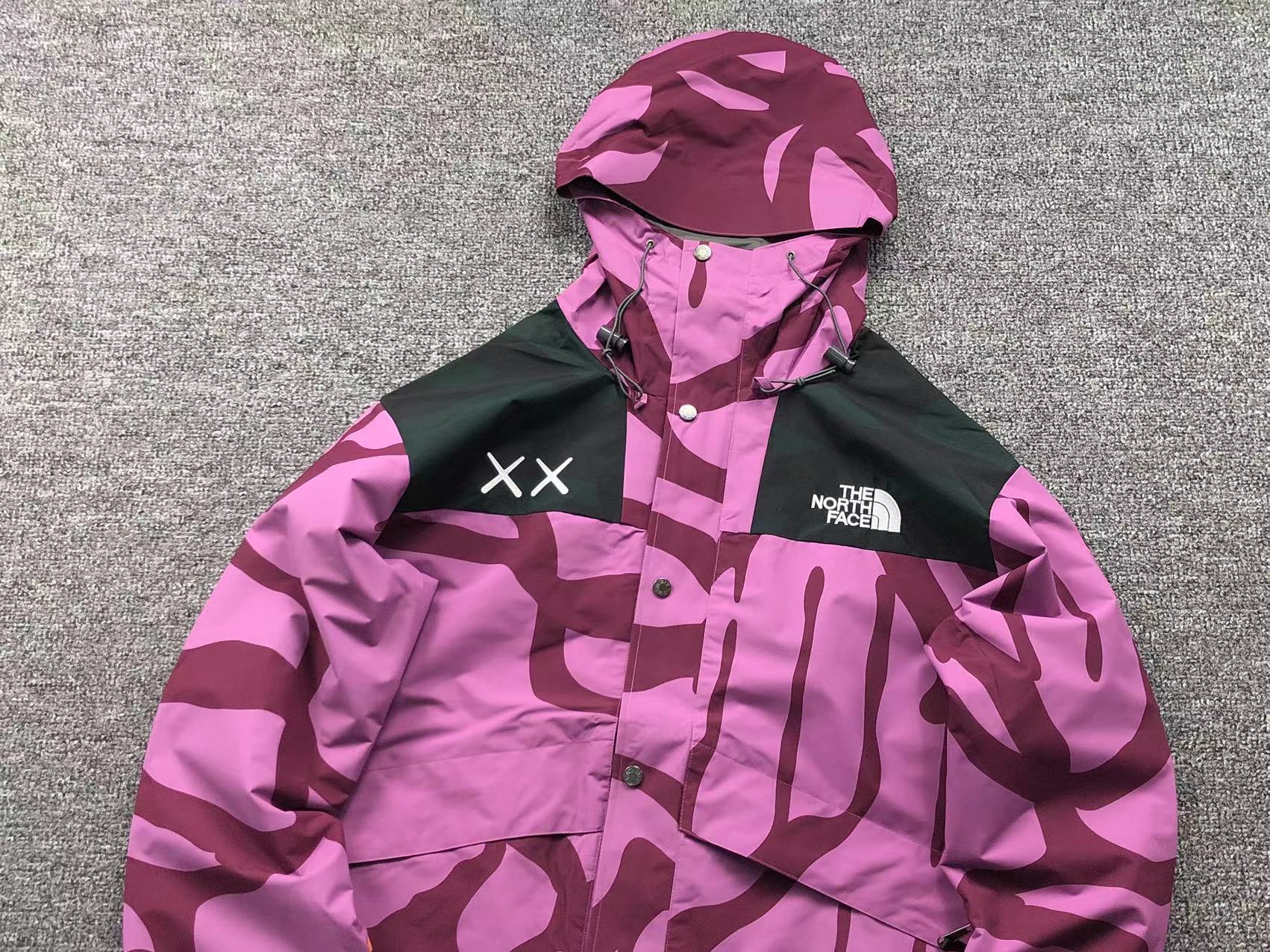 kaws-x-the-north-face-retro-1986-mountain-jacket-pamplona-purple-86-2-Drip Store Argentina