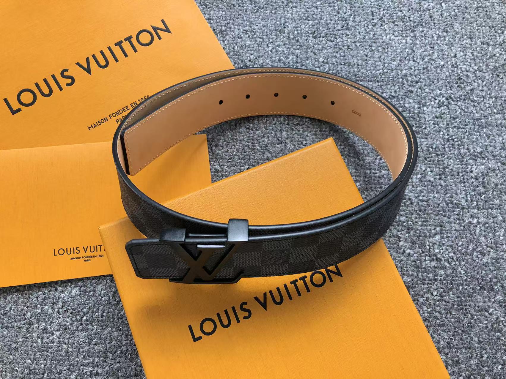 louis-vuitton-damier-graphite-lv-initials-belt-5-Drip Store Argentina