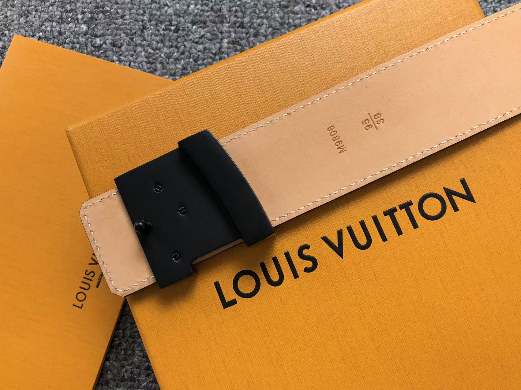 louis-vuitton-damier-graphite-lv-initials-belt-9-Drip Store Argentina