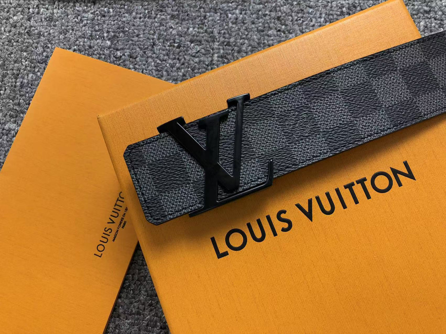louis-vuitton-damier-graphite-lv-initials-belt-Drip Store Argentina