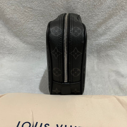 louis-vuitton-monogram-eclipse-truth-toilette-gm-makeup-pouch-5-Drip Store Argentina