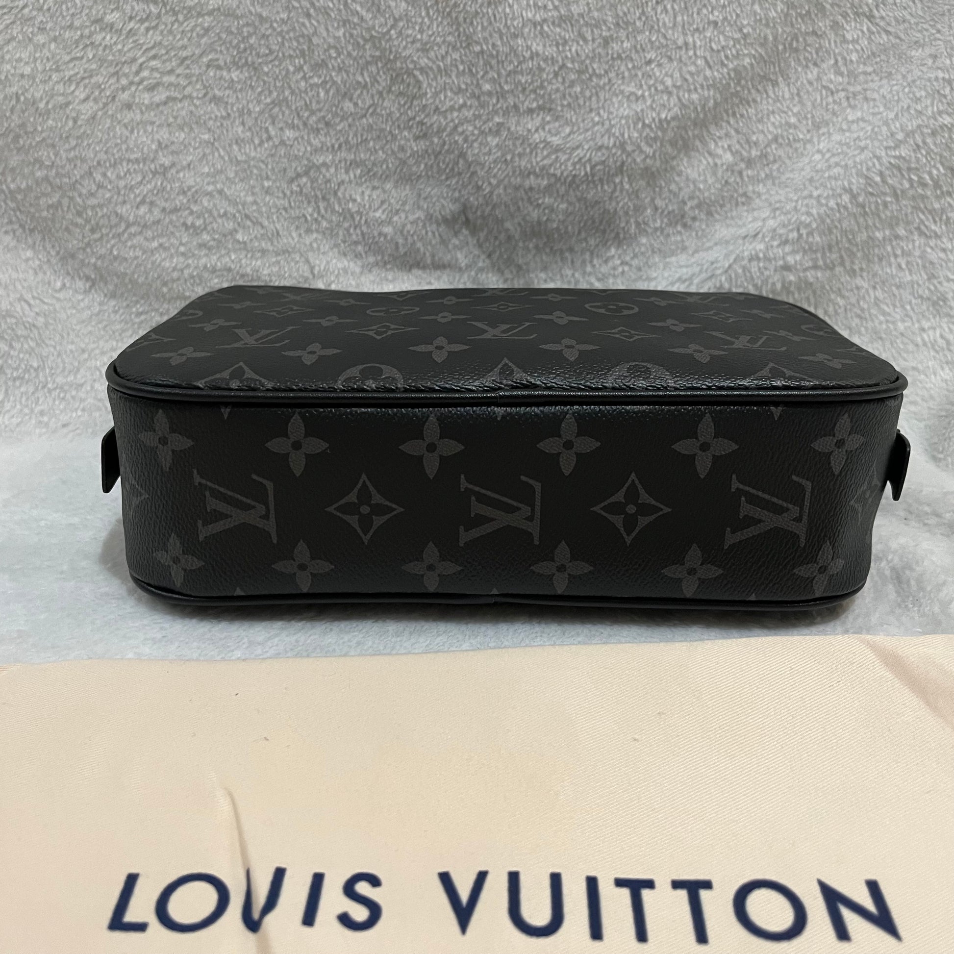 louis-vuitton-monogram-eclipse-truth-toilette-gm-makeup-pouch-6-Drip Store Argentina