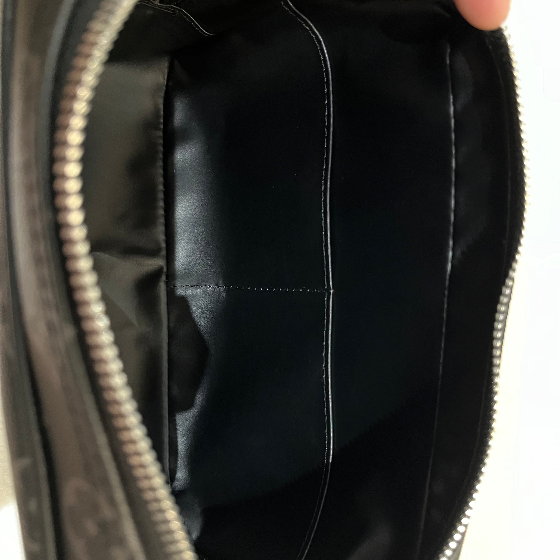 louis-vuitton-monogram-eclipse-truth-toilette-gm-makeup-pouch-8-Drip Store Argentina