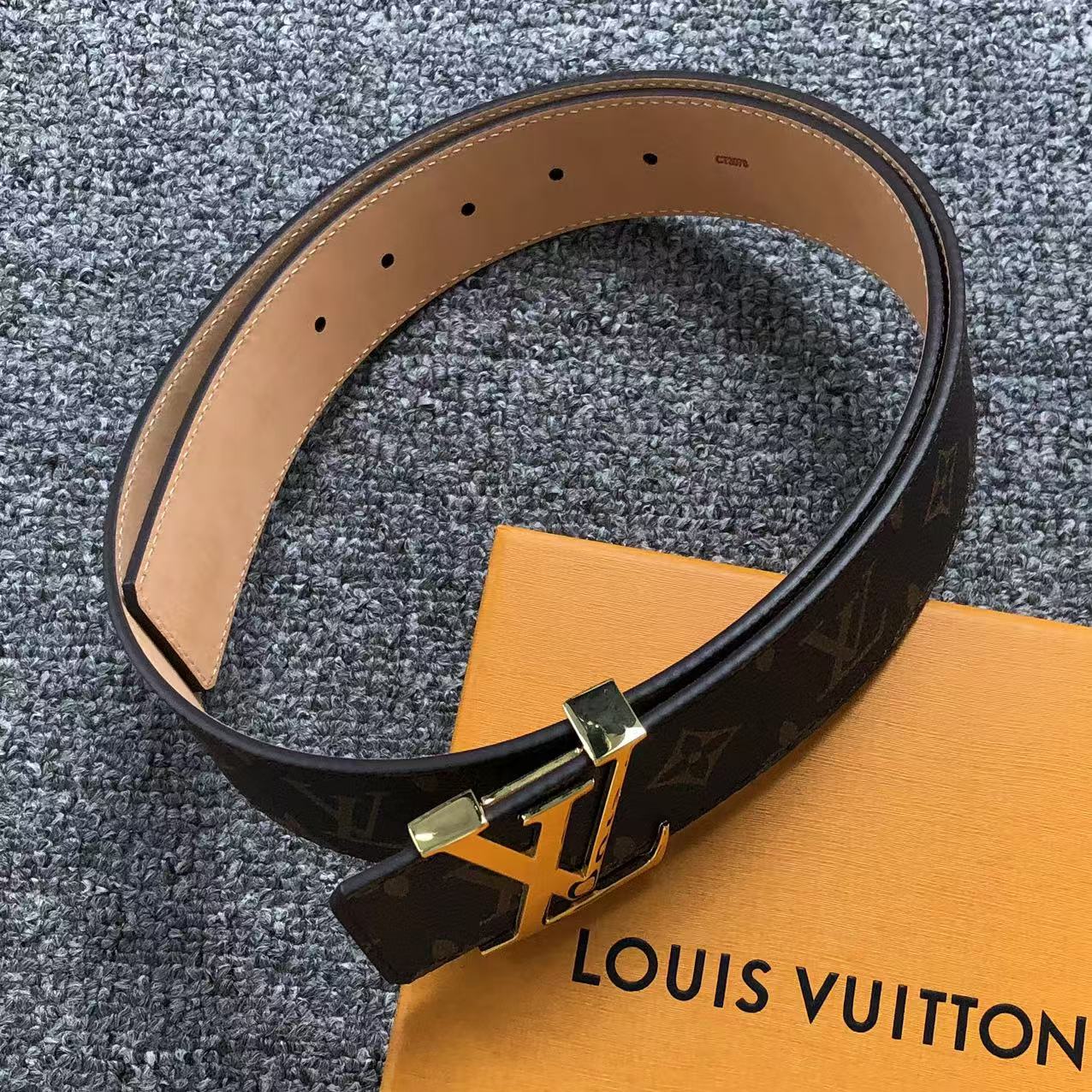 louis-vuitton-monogram-gold-lv-initials-belt-brown-4-Drip Store Argentina