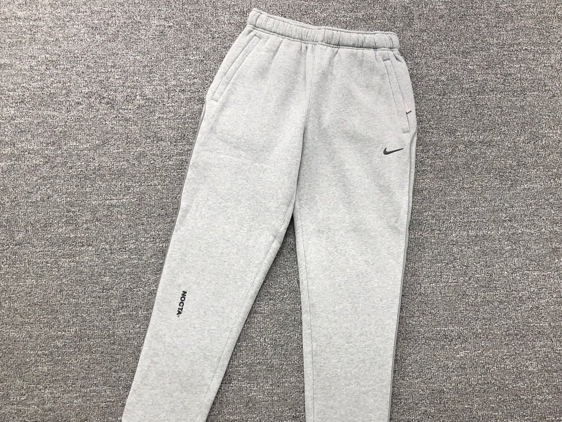 nike-x-drake-nocta-fleece-pants-grey-3-Drip Store Argentina