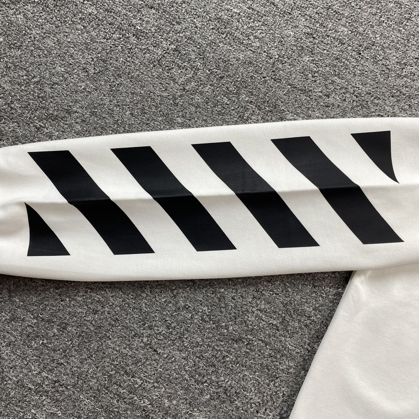 off-white-diag-helvetica-crewneck-white-5-Drip Store Argentina