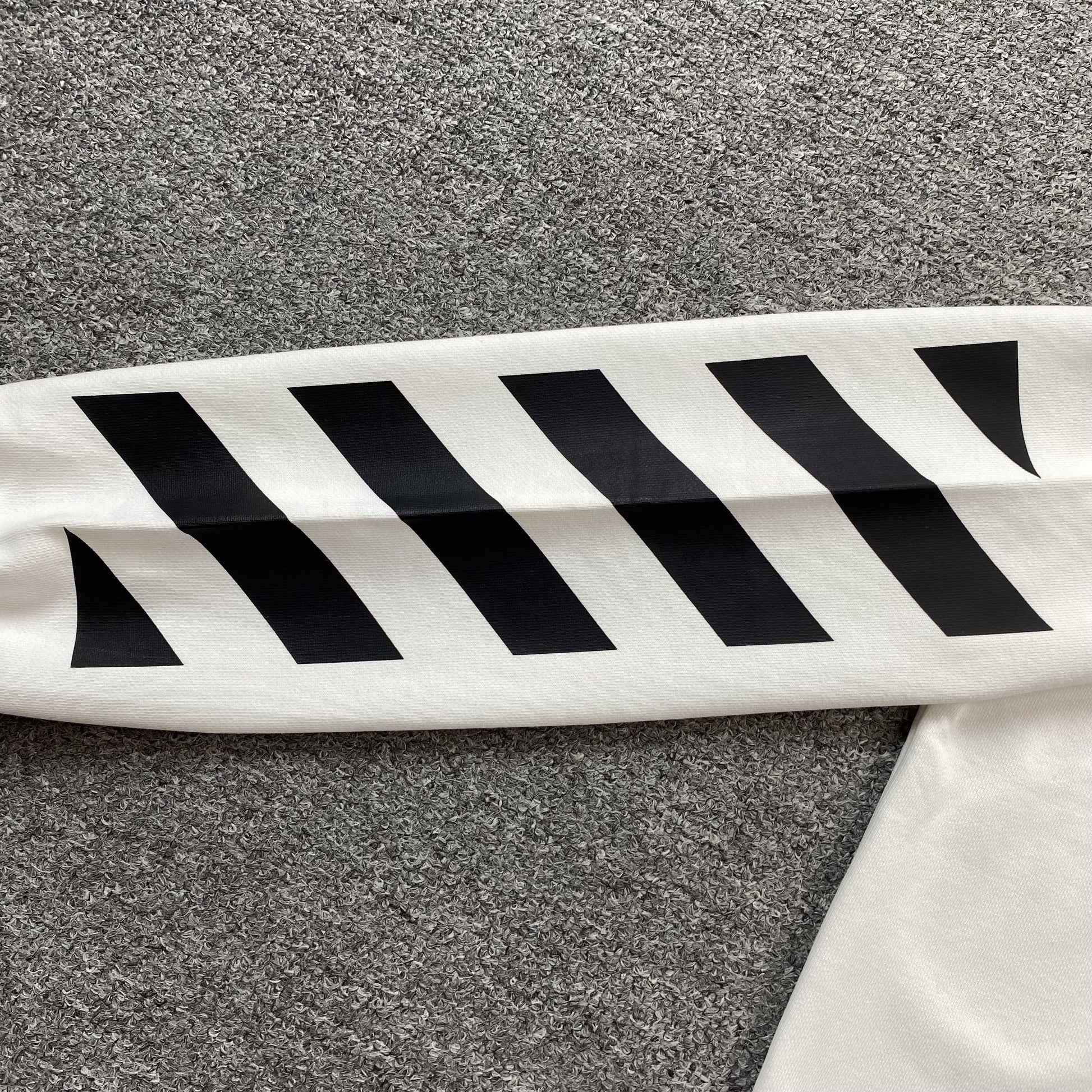 off-white-diag-helvetica-crewneck-white-5-Drip Store Argentina