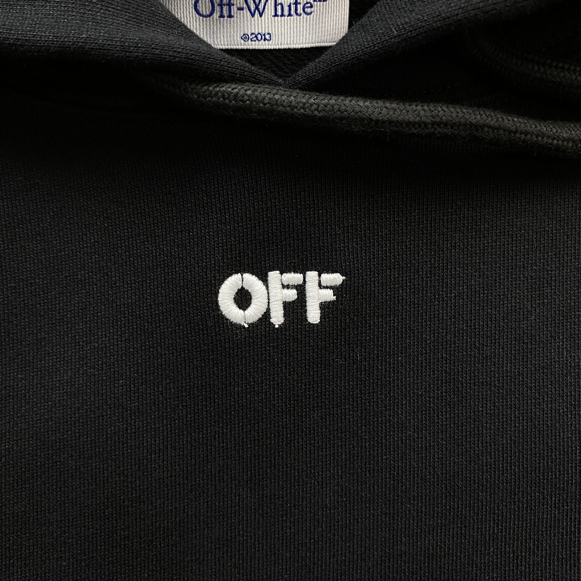 off-white-embroidery-black-arrow-hoodie-black-8-Drip Store Argentina