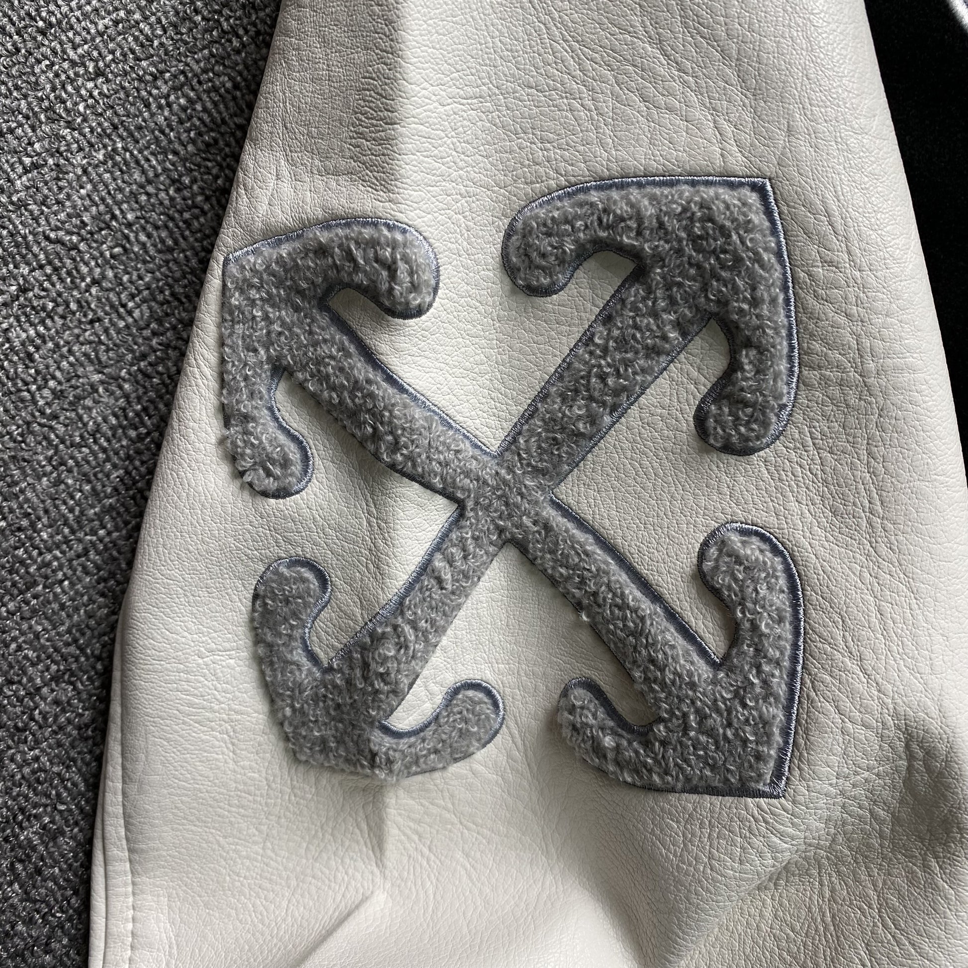 off-white-lea-applique-varsity-jacket-black-3-Drip Store Argentina