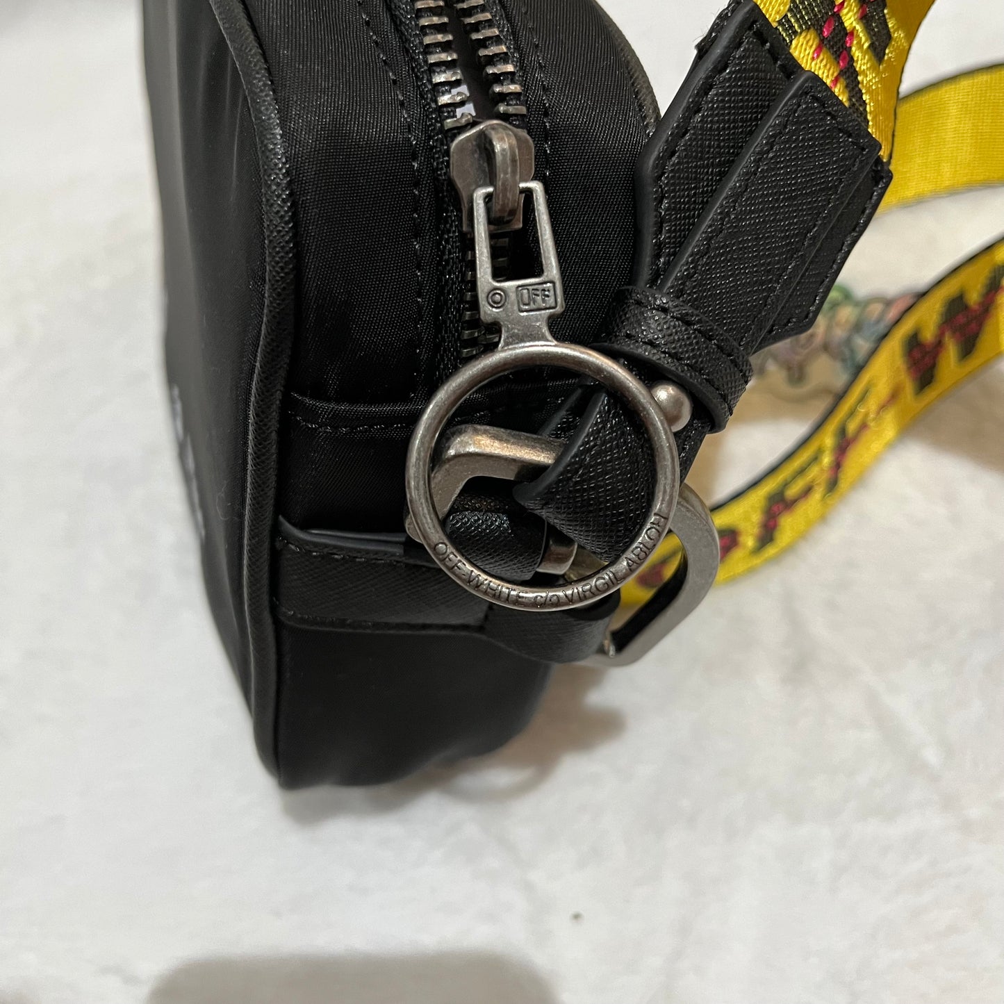 off-white-logo-crossbody-bag-black-4-Drip Store Argentina