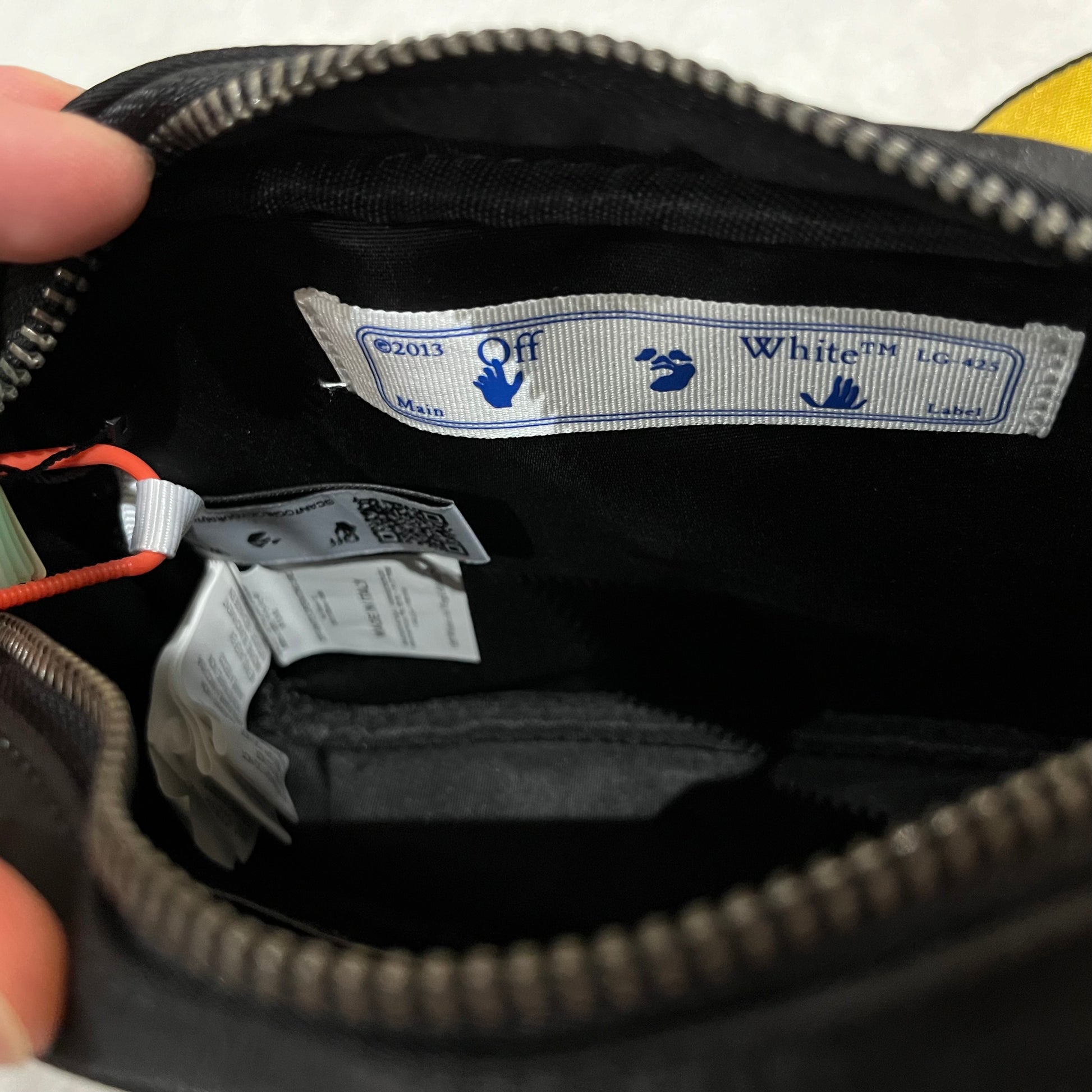 off-white-logo-crossbody-bag-black-5-Drip Store Argentina