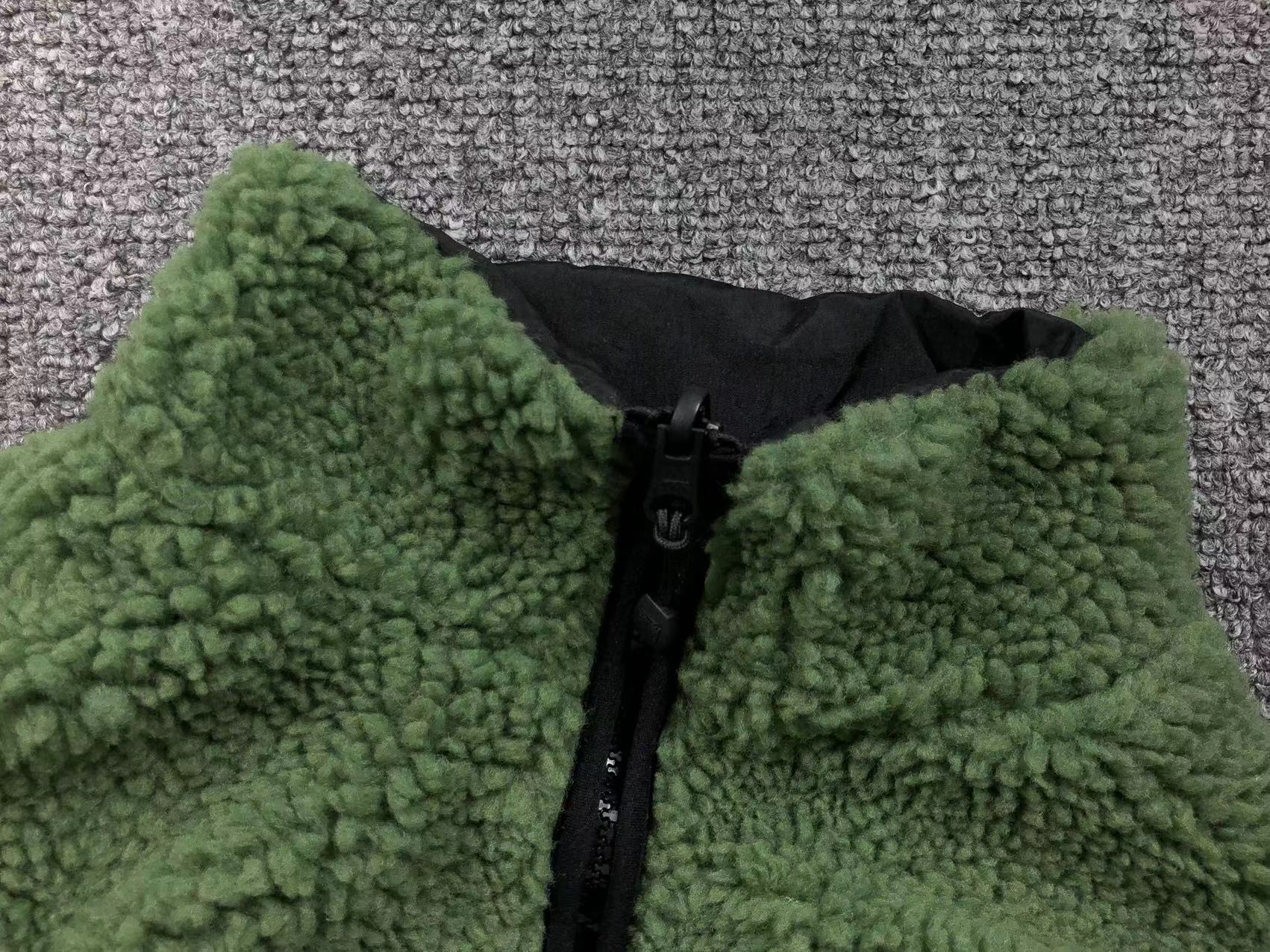 stussy-8-ball-sherpa-reversible-jacket-green-3-Drip Store Argentina