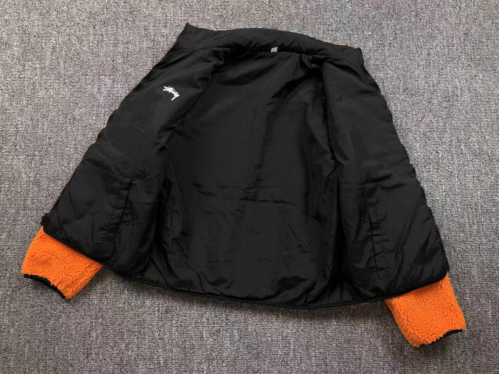 stussy-8-ball-sherpa-reversible-jacket-orange-4-Drip Store Argentina
