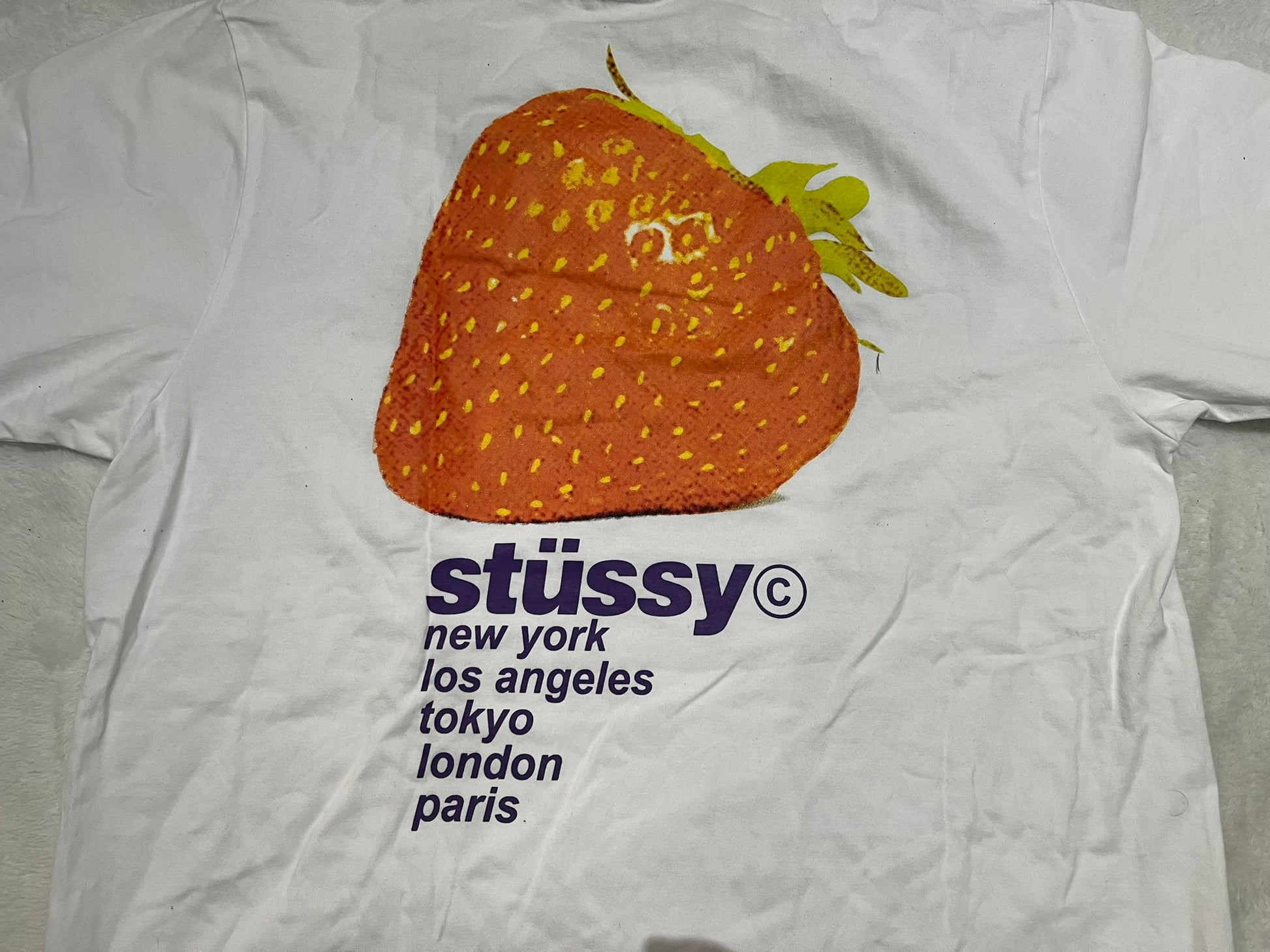 stussy-strawberry-tee-white-3-Drip Store Argentina