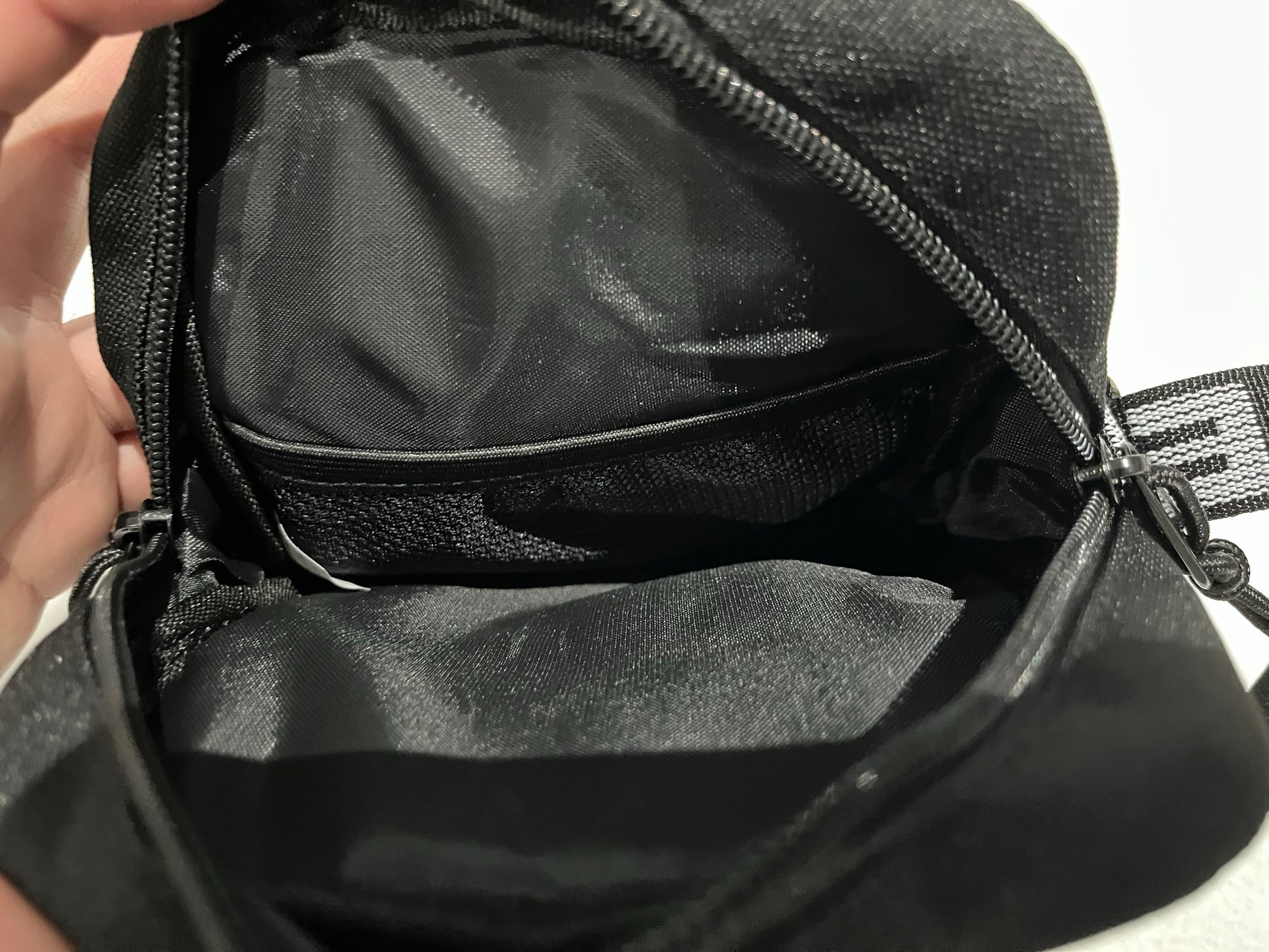 supreme-shoulder-bag-ss18-black-4-Drip Store Argentina