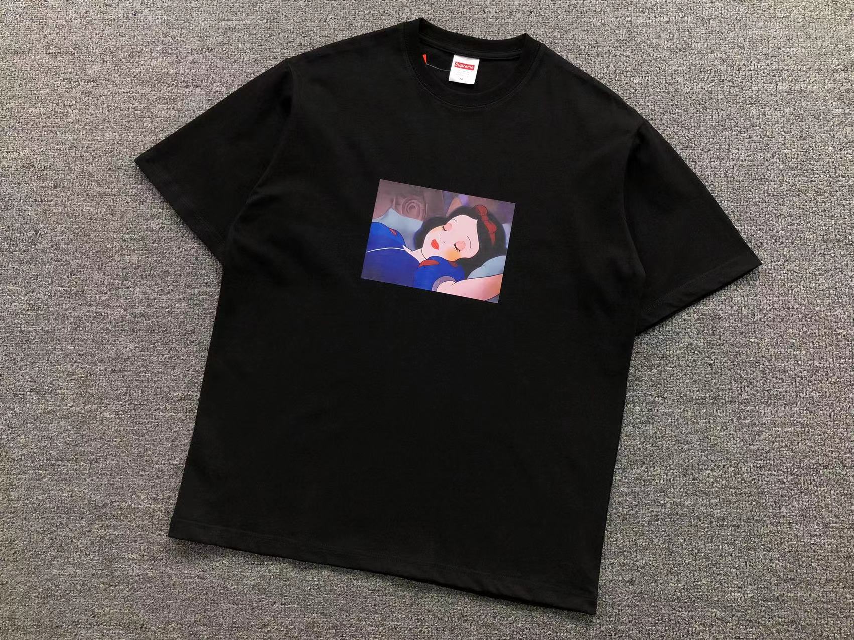 supreme-snow-white-tee-black-6-Drip Store Argentina
