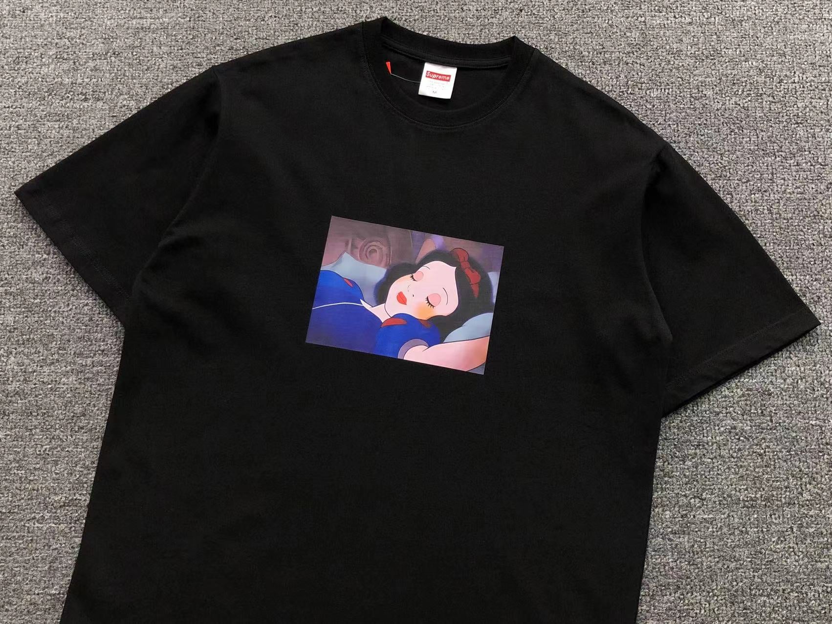supreme-snow-white-tee-black-8-Drip Store Argentina