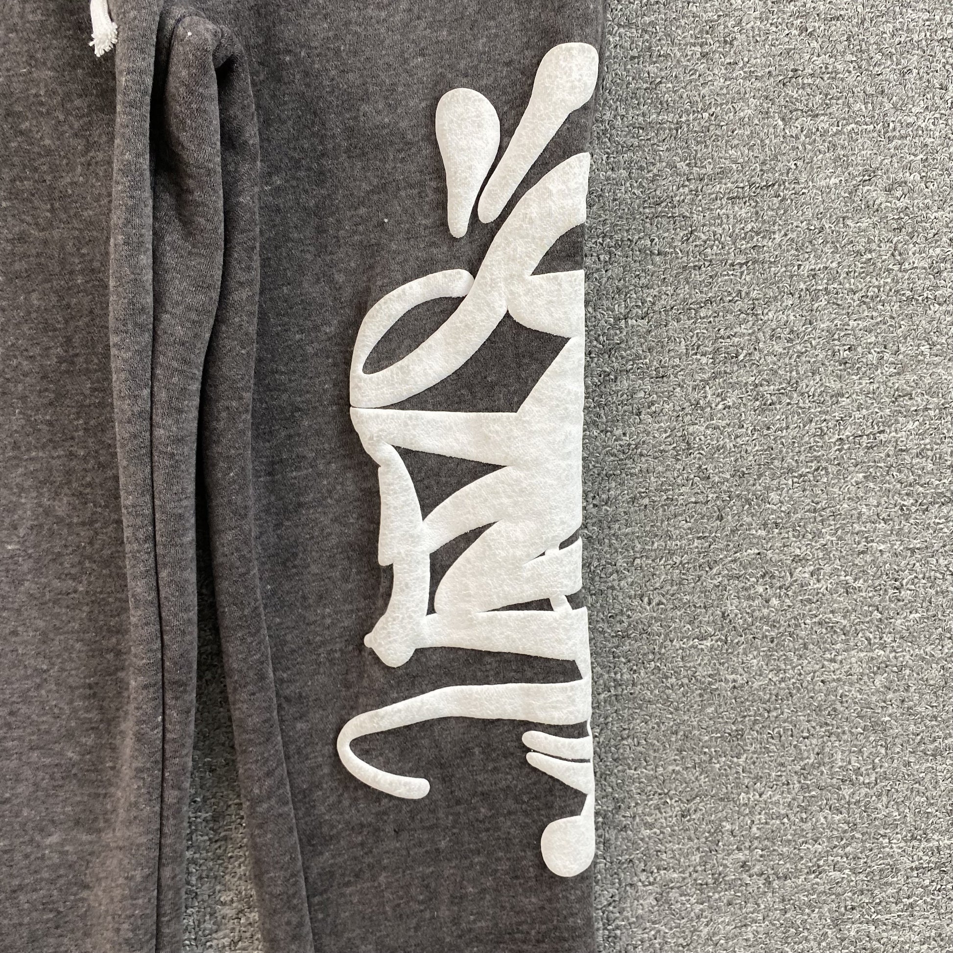syna-world-syna-logo-pants-grey-2_5a468e1d-Drip Store Argentina