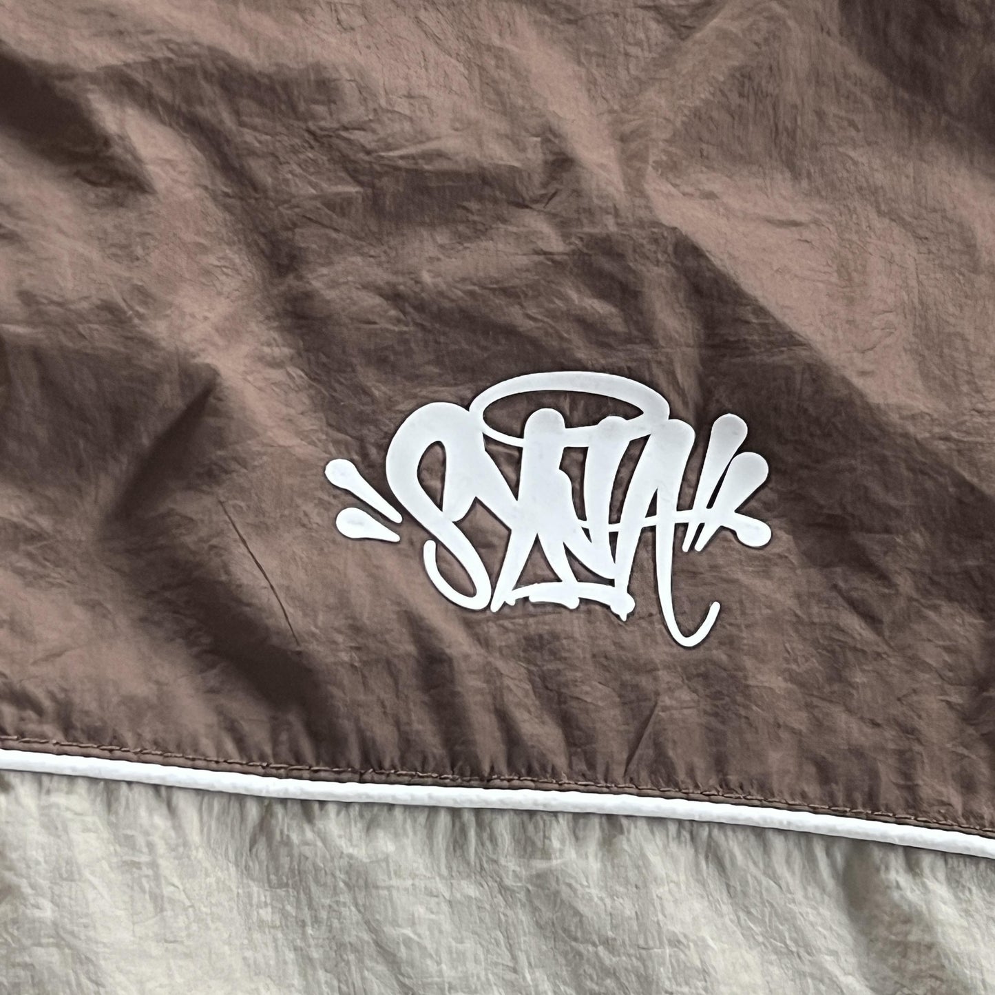 syna-world-syna-logo-shell-jacket-brown-3-Drip Store Argentina