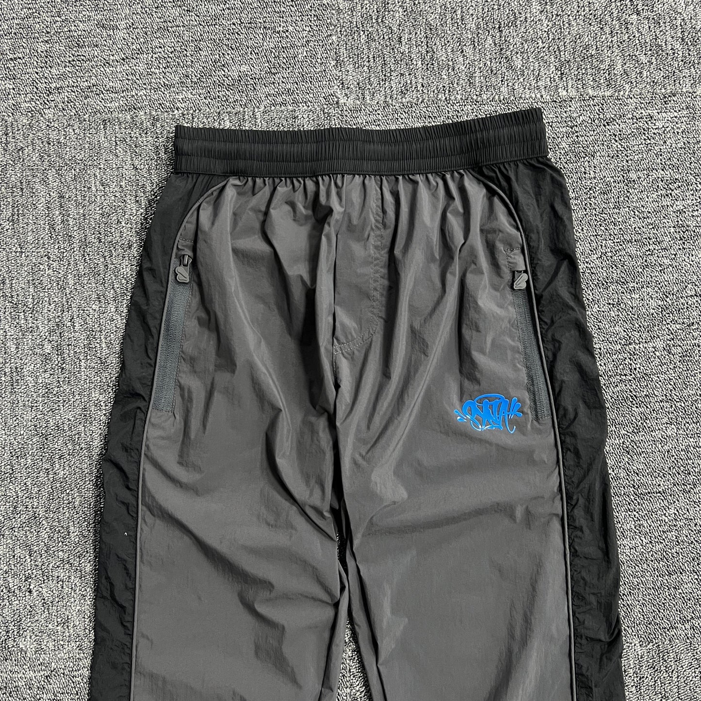 syna-world-syna-logo-shell-pants-black-3_f1251a1e-Drip Store Argentina
