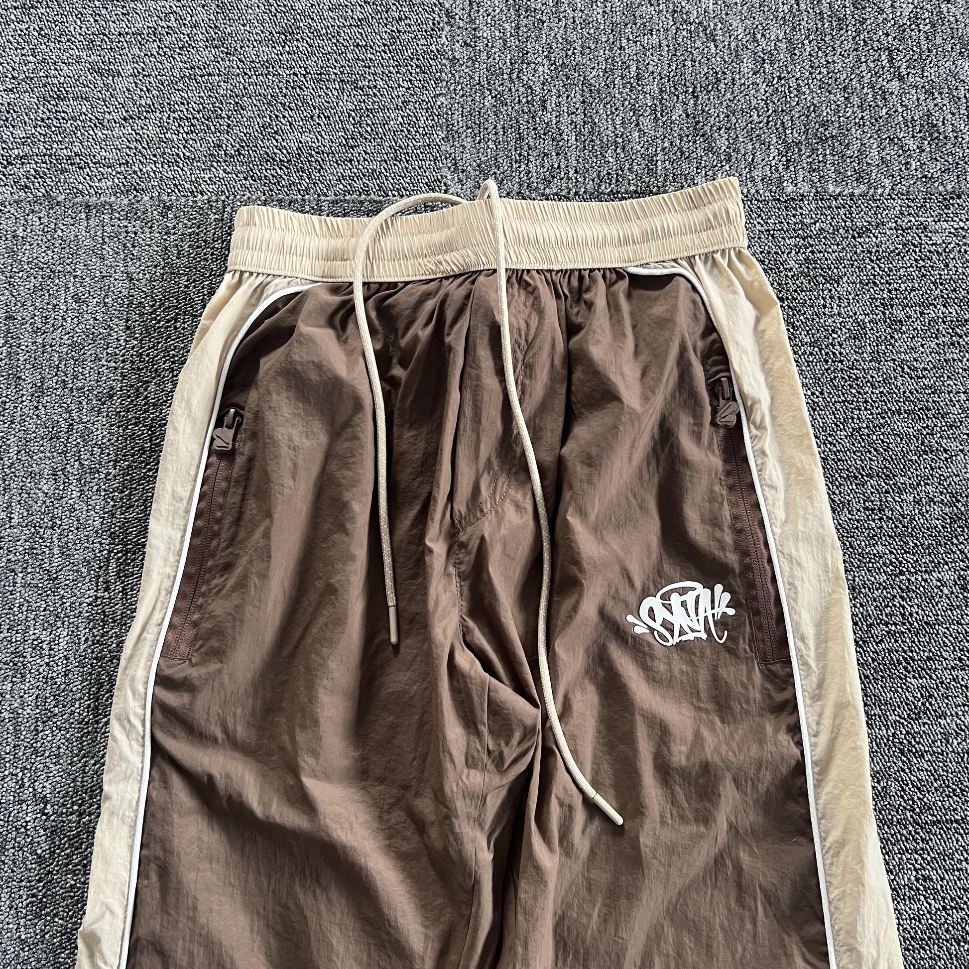 syna-world-syna-logo-shell-pants-brown-6-Drip Store Argentina