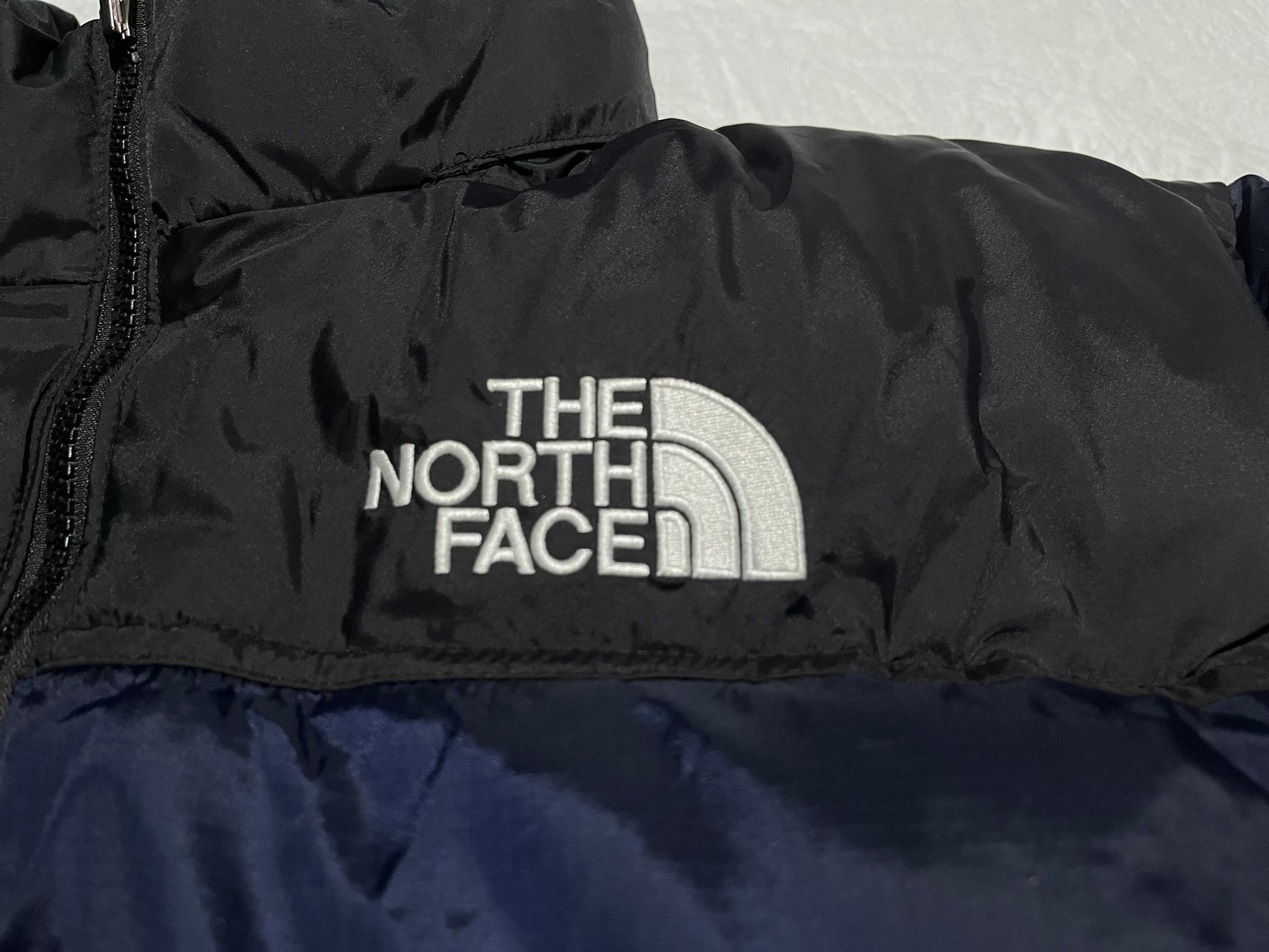 the-north-face-1996-retro-nuptse-700-fill-packable-jacket-navy-blue-4-Drip Store Argentina