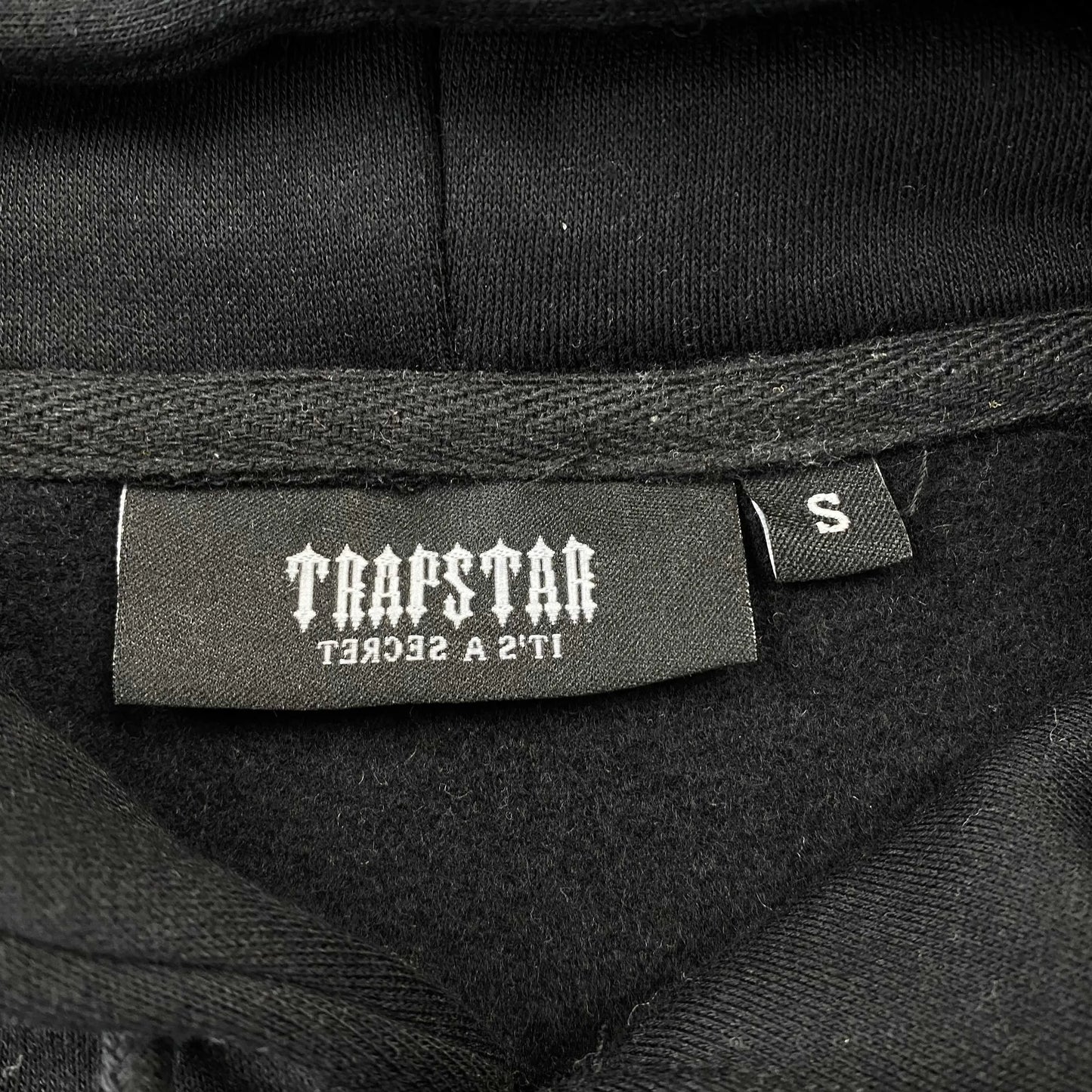 trapstar-chenille-decoded-tracksuit-black-ice-flavours-7-Drip Store Argentina