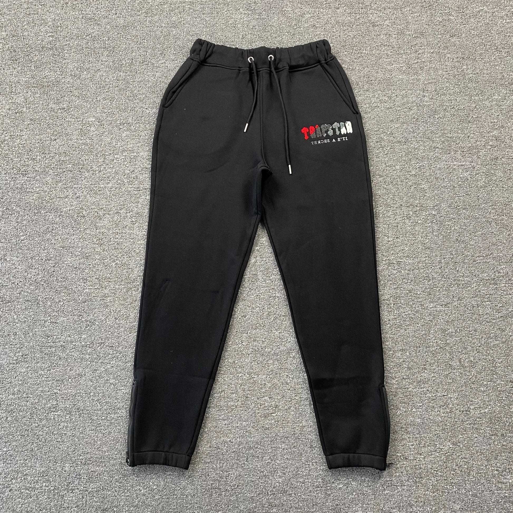 trapstar-chenille-decoded-tracksuit-black-red-4-Drip Store Argentina