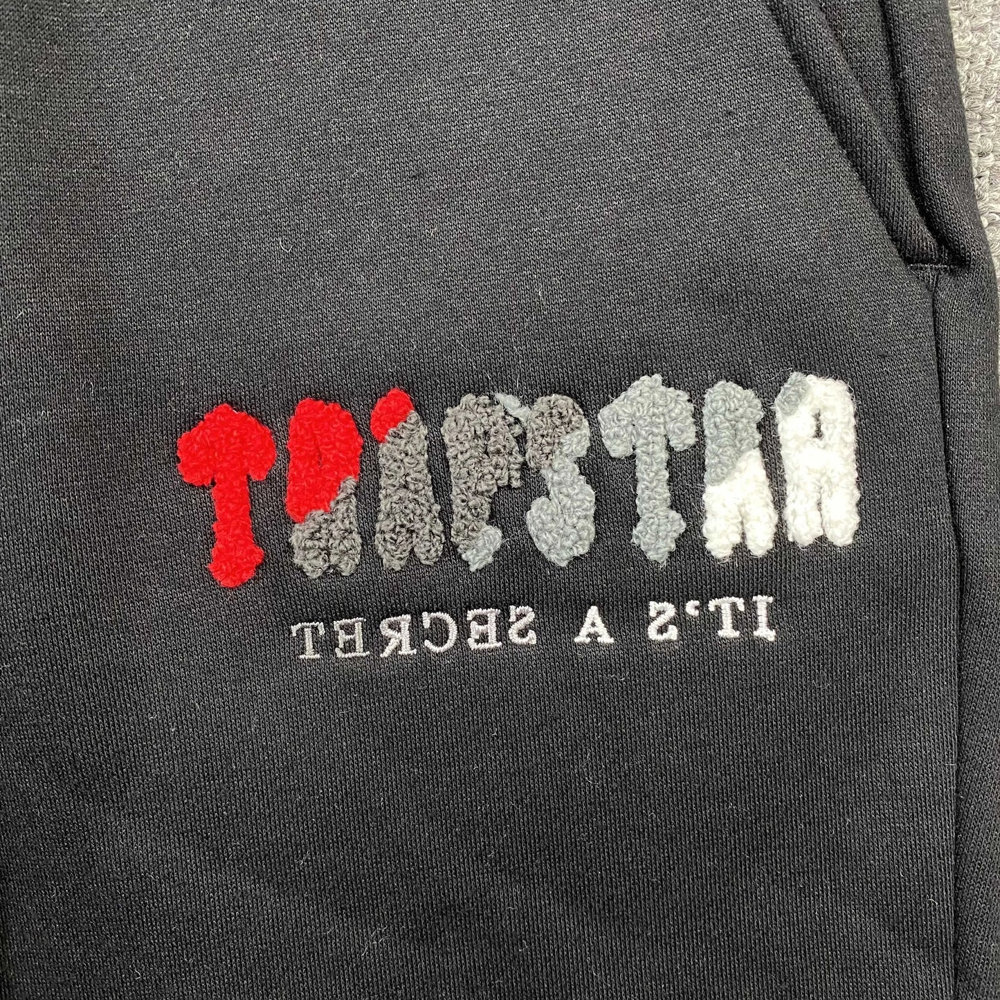 trapstar-chenille-decoded-tracksuit-black-red-5-Drip Store Argentina