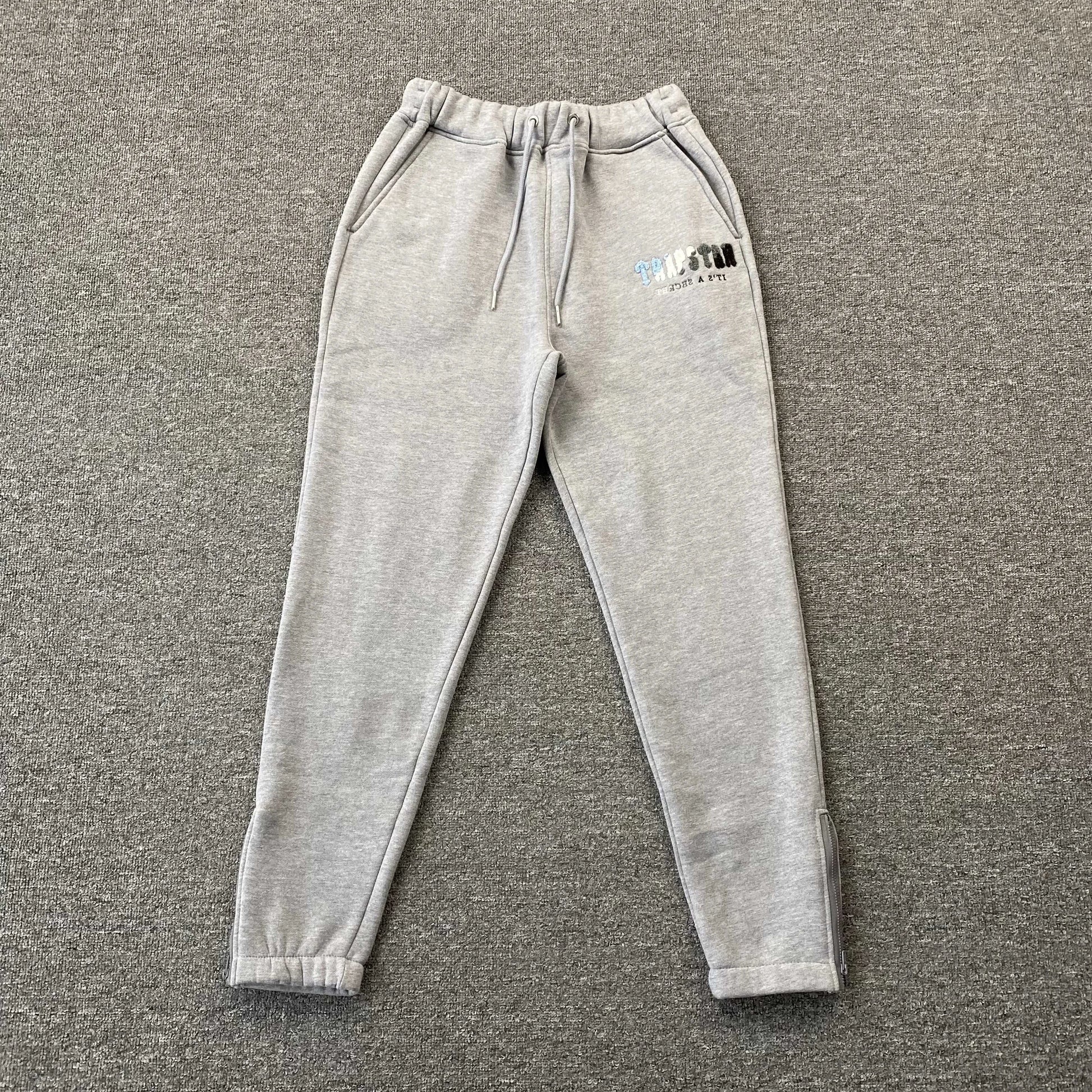 trapstar-chenille-decoded-tracksuit-grey-ice-flavours-4-Drip Store Argentina