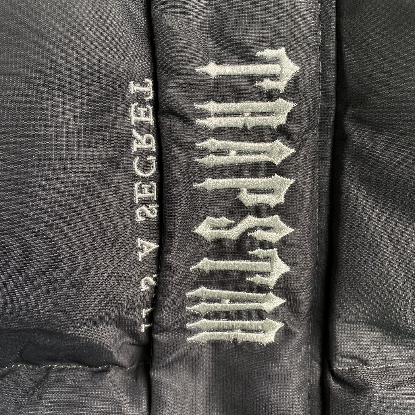 trapstar-decoded-hooded-2_0-puffer-jacket-black-gradient-4-Drip Store Argentina