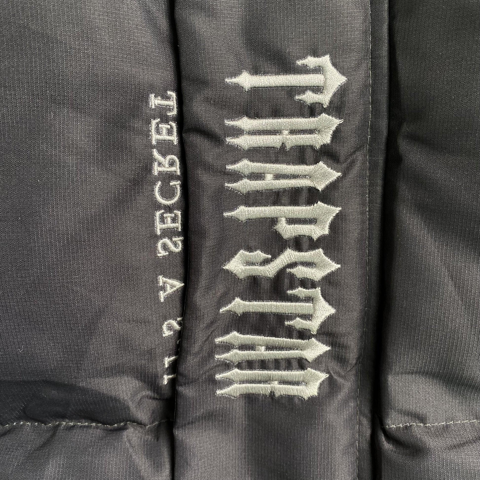 trapstar-decoded-hooded-2_0-puffer-jacket-black-gradient-4-Drip Store Argentina
