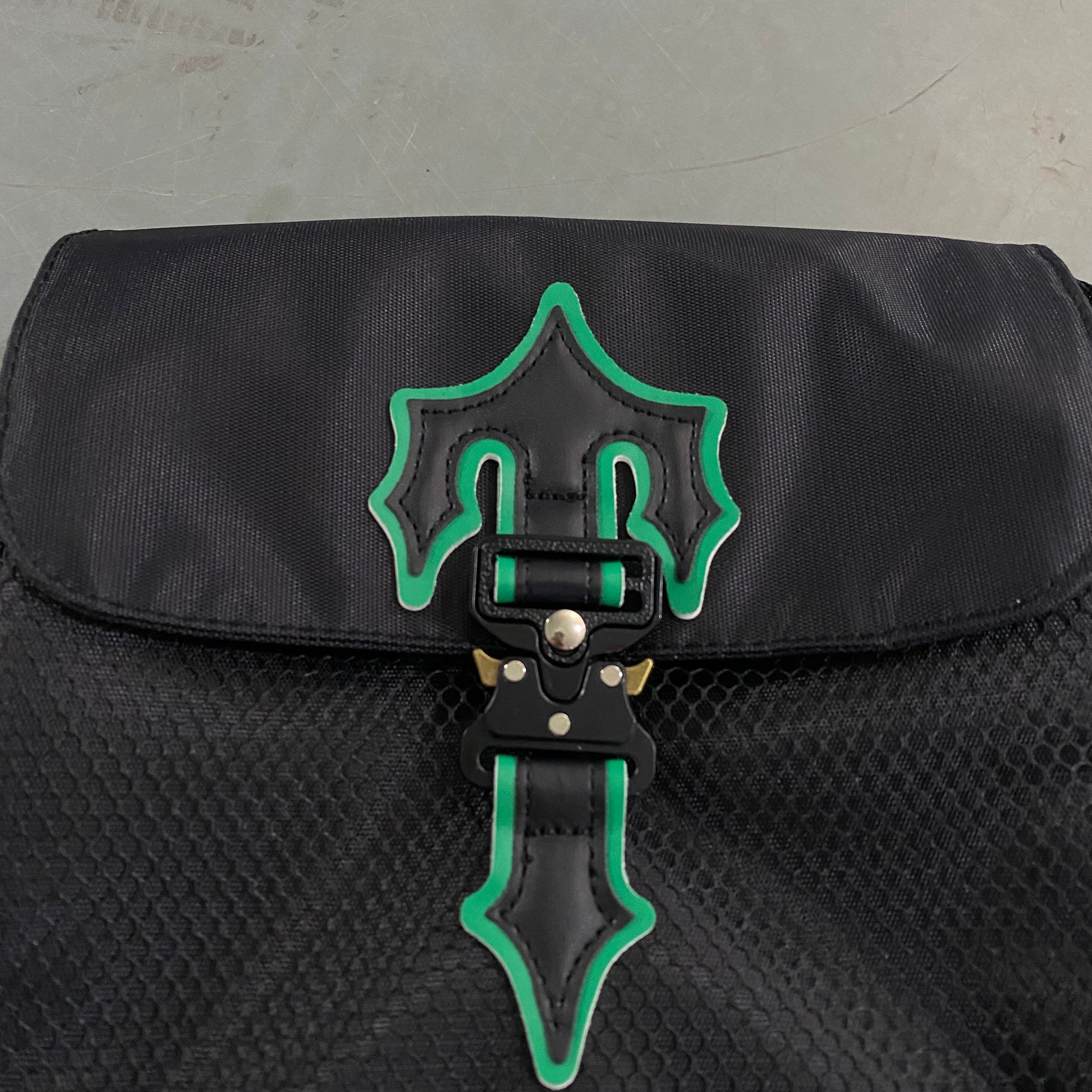 trapstar-irongate-1_0-crossbody-bag-black-green-2-Drip Store Argentina