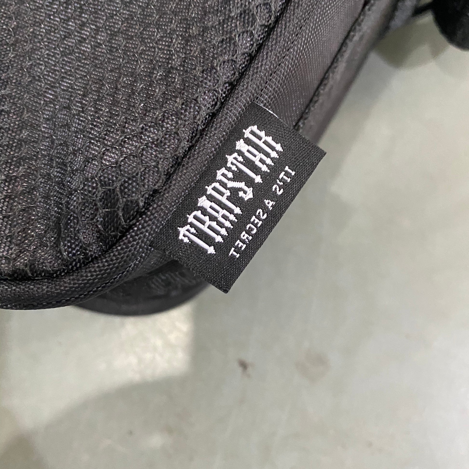 trapstar-irongate-1_0-crossbody-bag-black-green-6-Drip Store Argentina