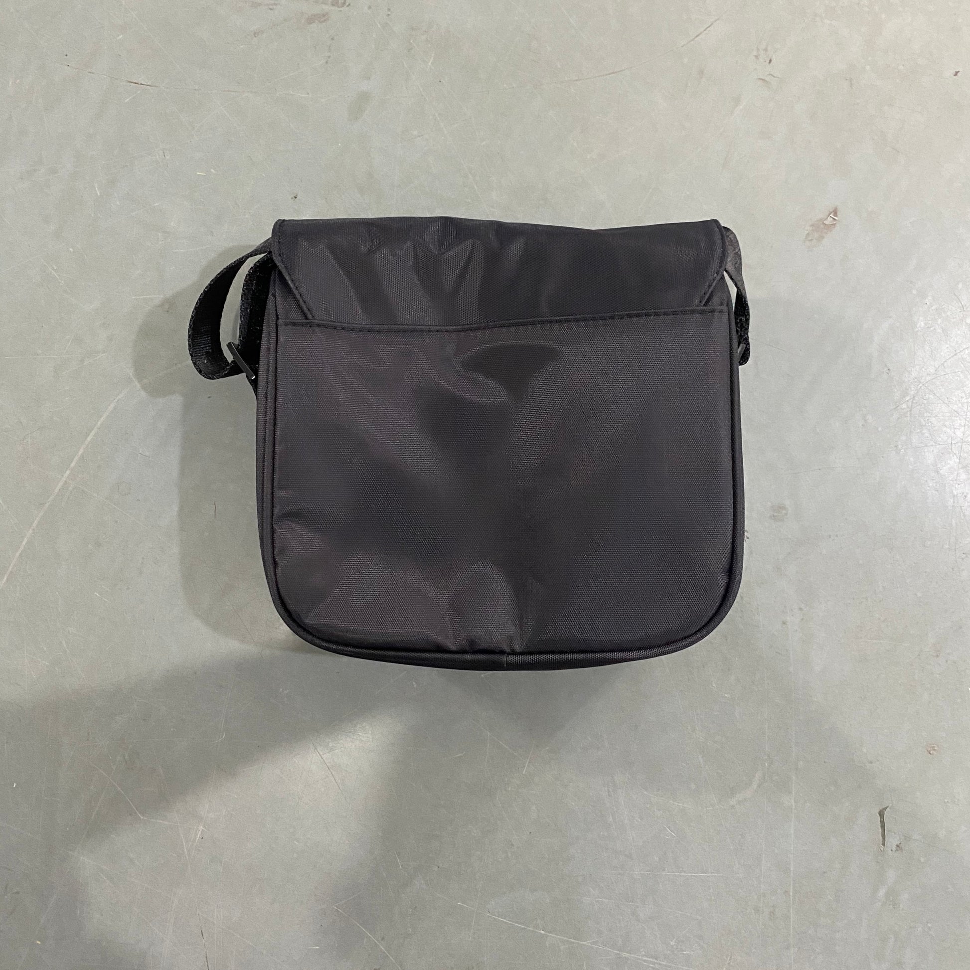 trapstar-irongate-1_0-crossbody-bag-black-green-8-Drip Store Argentina
