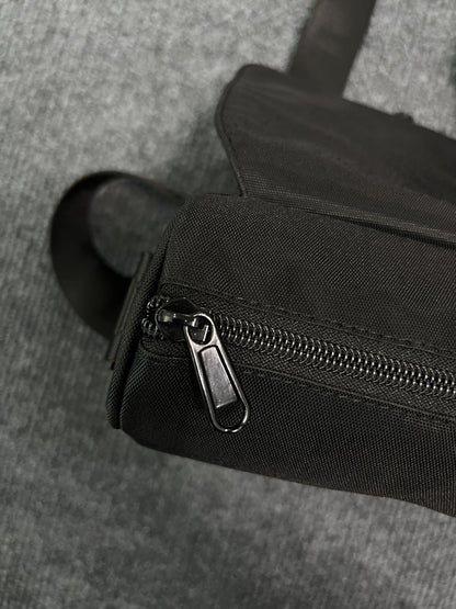 trapstar-irongate-1_0-crossbody-bag-black-ice-blue-3-Drip Store Argentina