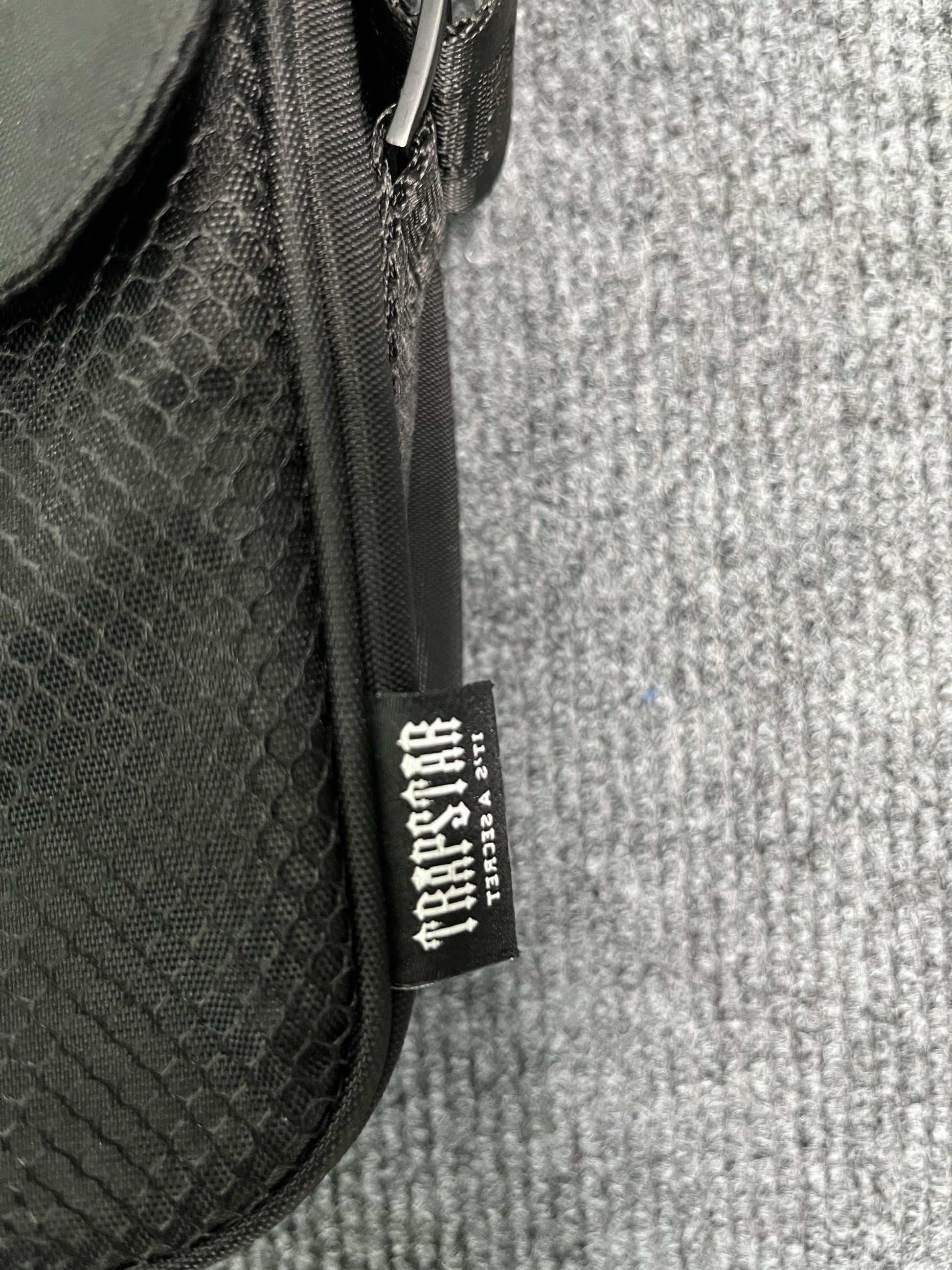 trapstar-irongate-1_0-crossbody-bag-black-ice-blue-4-Drip Store Argentina