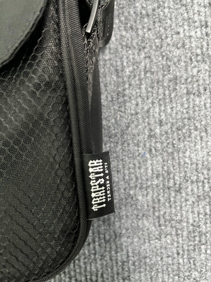 trapstar-irongate-1_0-crossbody-bag-black-ice-blue-4-Drip Store Argentina
