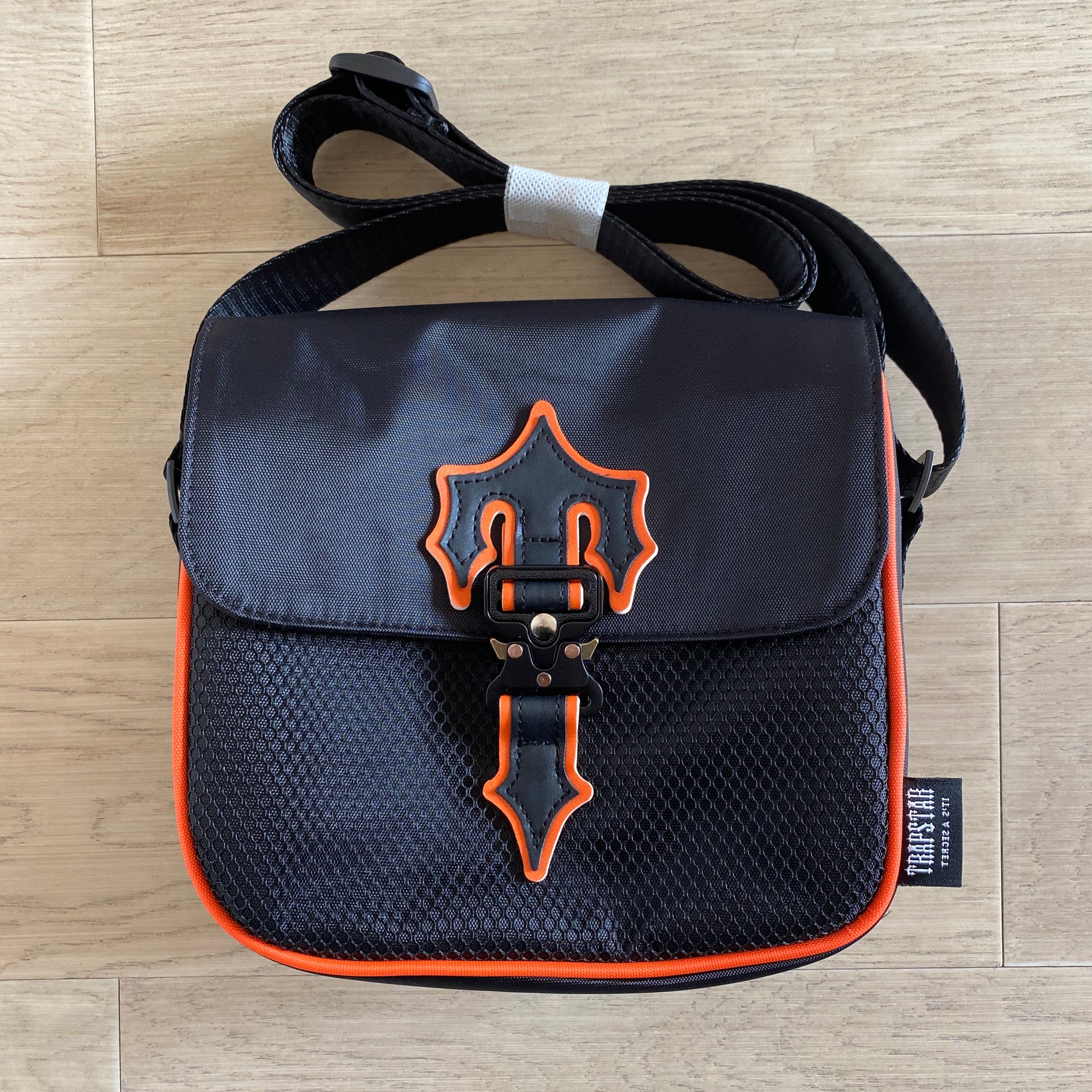 TRAPSTAR IRONGATE 1.0 CROSSBODY BAG BLACK ORANGE-Drip Store Argentina