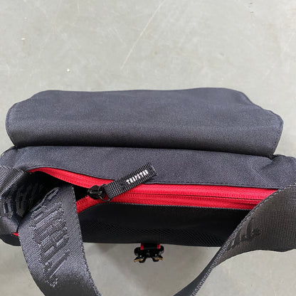 trapstar-irongate-1_0-crossbody-bag-black-red-6-Drip Store Argentina